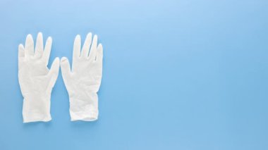 Mavi arka planda Coronavirus 'u korumak ve güvende tutmak için kişisel koruyucu ekipman.