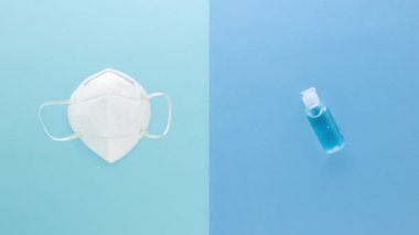 COVID-19 'dan korumak için çeşitli tıbbi malzemeler maske, alkol jeli ve eldivenler dahil. Açık mavi arkaplan üzerinde Güvenli Kal metni sonunda