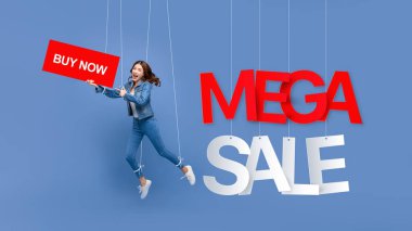 Heyecanlı Asyalı güzel kadın kukla ipler üzerinde elinde BUY Şimdi imzası açık mavi arka planda asılı Mega indirimli metinler