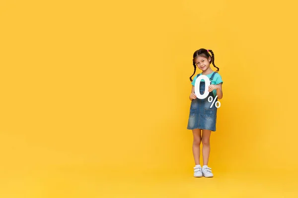 Nettes Kleines Mädchen Das Ige Zahl Auf Gelbem Hintergrund Mit — Stockfoto