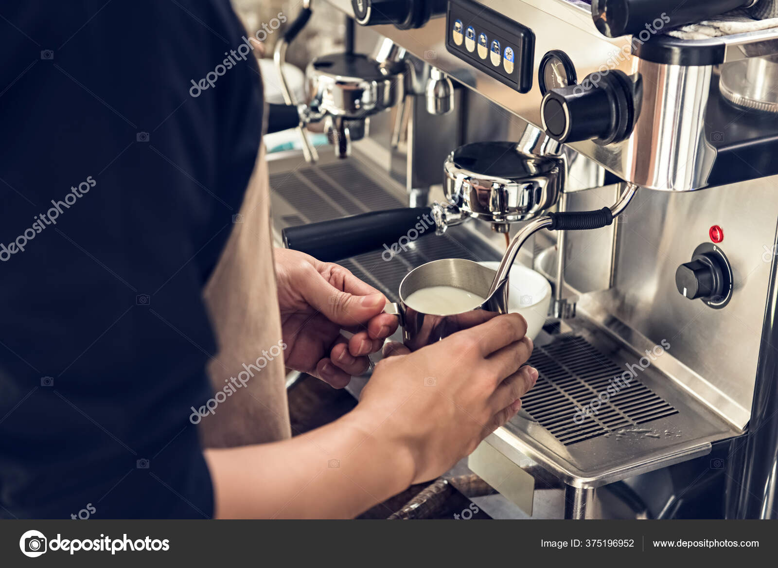 Barista Leche Humeante Jarra Con Máquina Café Preparándose Para Hacer:  fotografía de stock © kritchanut #375196952
