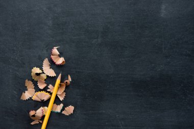 Keskinleştirmeden sonra tahta arkaplanda sarı kalem