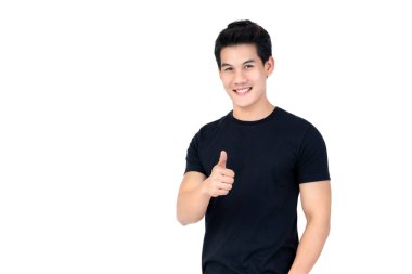 Sıradan gülümseyen yakışıklı Asyalı adam beyaz arka planda izole edilmiş stüdyo çekimlerini onaylıyor.