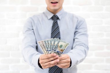 Mutlu iş adamı Amerikan doları alıyor.