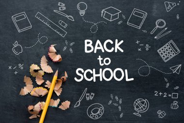 Kalem ve karalama çizimleri karatahta üst görünümü ile okul eğitimine geri dön