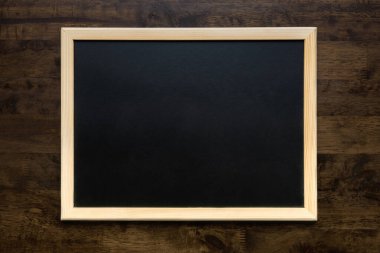 Ahşap masa arkaplanı üzerinden eğitim için boş kare çerçeve tahtası