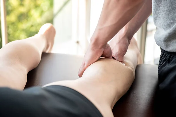 Manlig Terapeut Ger Ben Och Kalv Massage Till Patienten Sängen — Stockfoto