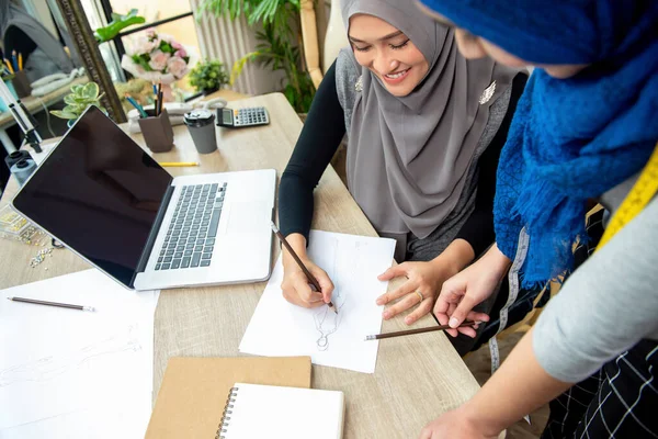 Muslimische Modedesignerinnen Diskutieren Kleiderskizze Papier Tisch Schneiderei — Stockfoto