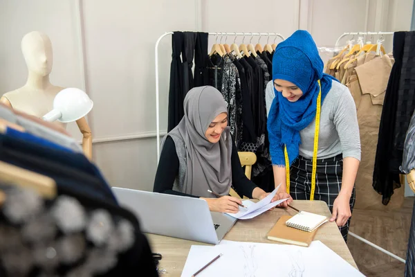 Muzułmański Zespół Projektantki Mody Omawia Szkic Sukienki Papierze Przy Stole — Zdjęcie stockowe
