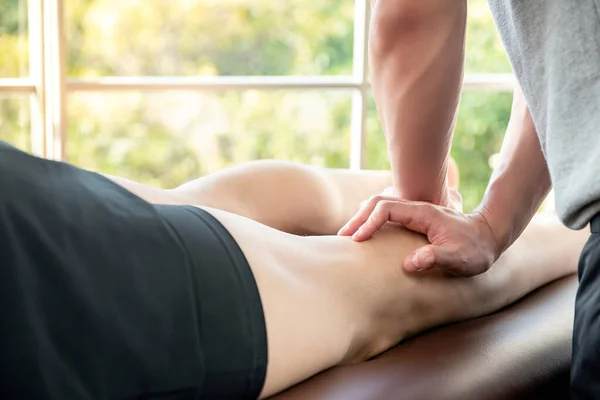 Terapeuta Sexo Masculino Dando Perna Bezerro Massagem Paciente Atleta Cama — Fotografia de Stock