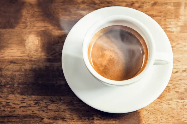 Varmt Espressokaffe Vit Kopp Träbord Ovanifrån — Stockfoto