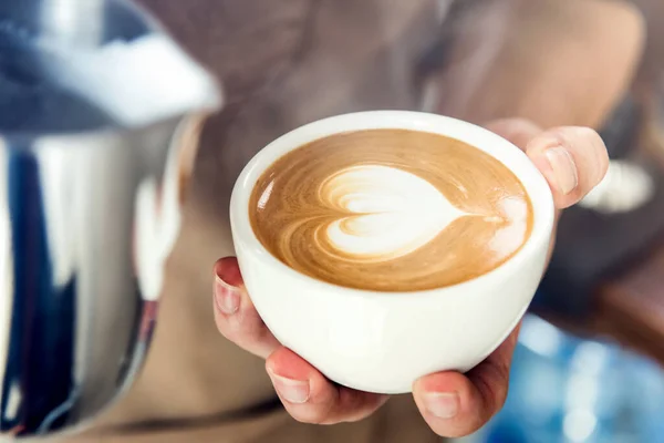 Profesjonalny Barista Trzyma Filiżankę Kawy Piękne Serce Kształt Latte Sztuki — Zdjęcie stockowe