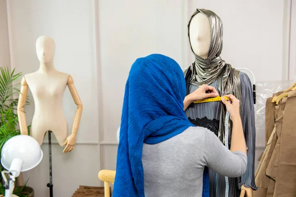 Kobieta Muzułmanin Projektant Pomiaru Manekina Sklepie Krawieckim Pomocą Taśmy Pomiarowej — Zdjęcie stockowe