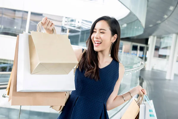 Glad Vacker Ung Asiatisk Kvinna Bär Väskor Njuter Shopping Semester — Stockfoto