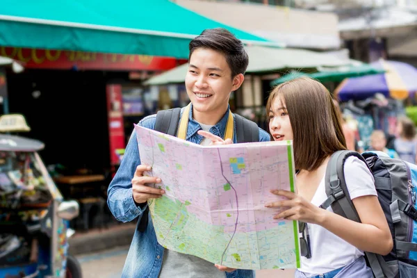 Fiatal Boldog Pár Ázsiai Turista Hátizsákos Keresi Irányt Térképen Miközben — Stock Fotó