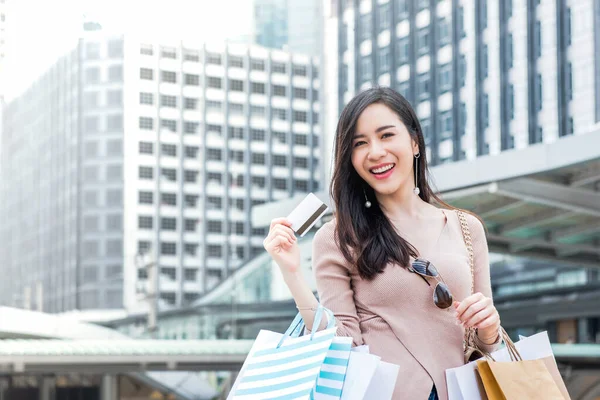 Vacker Ung Leende Asiatisk Kvinna Bär Shoppingväskor Sina Armar Presentera — Stockfoto