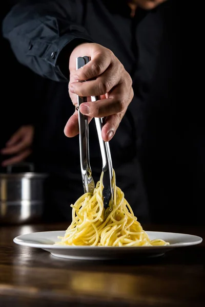 Tradycyjny Włoski Makaron Spaghetti Jest Gotowany Posypywany Przez Szefa Kuchni — Zdjęcie stockowe