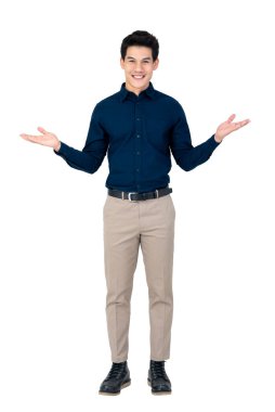 Avuç içleri açık gülümseyen yakışıklı Asyalı jest stüdyosu çekimleri beyaz arka planda.