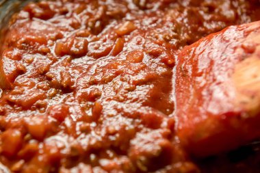 Ev yapımı leziz İtalyan bolonez spagetti sosu ve tavada kıymalı kıyma.