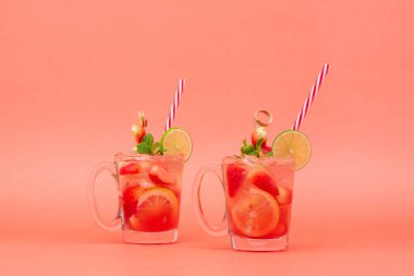 Yaz için renkli ferahlatıcı içecekler, soğuk tatlı ve ekşi çilekli limonata suyu bardaklarda buz küpleri