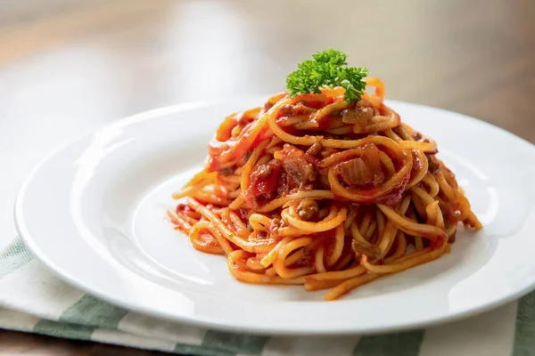Pyszne Włoskie Spaghetti Mięsa Bolognese Ozdobione Pietruszką Wierzchu Białym Naczyniu — Zdjęcie stockowe