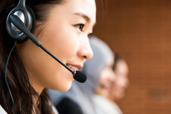 Närbild Kvinnlig Operatör Bär Mikrofon Headset Arbetar Call Center — Stockfoto