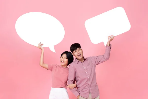 Adorável Sorrindo Jovem Casal Asiático Com Fala Bolhas Estúdio Filmado — Fotografia de Stock