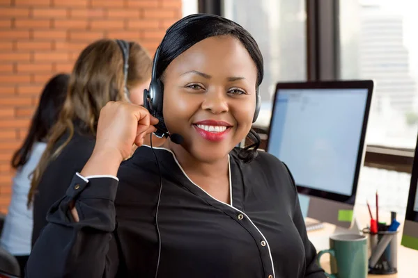 Sorrindo Bela Mulher Negócios Negra Trabalhando Call Center Como Agente — Fotografia de Stock