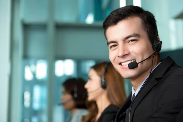 Jovem Empresário Hispânico Bonito Usando Fone Ouvido Trabalhando Call Center — Fotografia de Stock