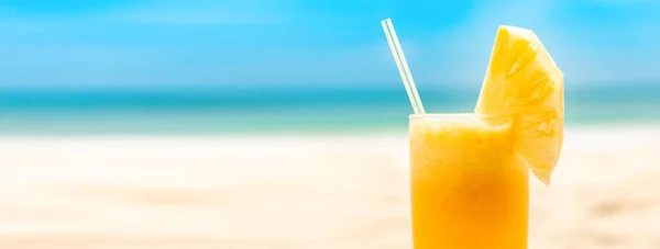 夏のビーチバナーで爽やかなトロピカルパイアップルフルーツジューススムージーをコピースペース付きでお楽しみください — ストック写真