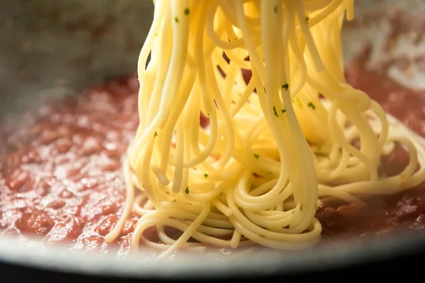 Gotowane Włoskie Spaghetti Wkłada Się Gorącego Sosu Bolońskiego Patelni — Zdjęcie stockowe
