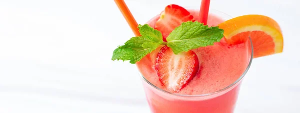 Refreshing Healthy Strawberry Fruit Smoothie Drink Glass Banner Size Copy — Stock Photo, Image