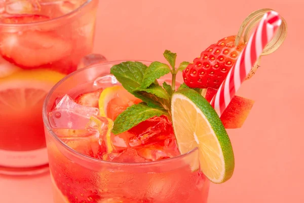 Coloridas Bebidas Refrescantes Jugo Limonada Fresa Con Cubitos Hielo Los —  Fotos de Stock
