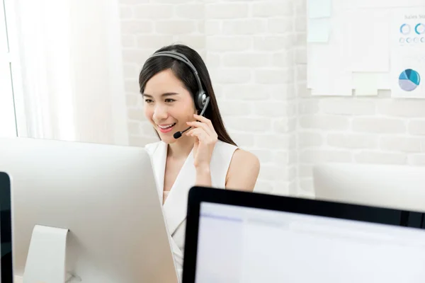 Schöne Lächelnde Asiatische Geschäftsfrau Mit Headset Die Callcenter Büro Als — Stockfoto
