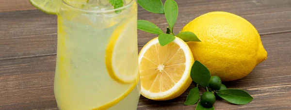 Refrescante Bebida Jugo Limonada Vaso Con Limones Sobre Fondo Mesa —  Fotos de Stock