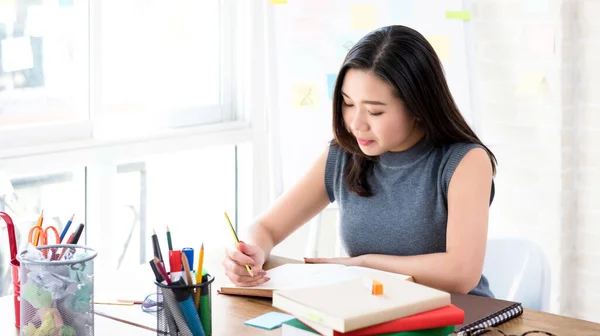 Giovane Asiatica Studentessa Universitaria Concentrandosi Sulla Lettura Del Libro Tavola — Foto Stock
