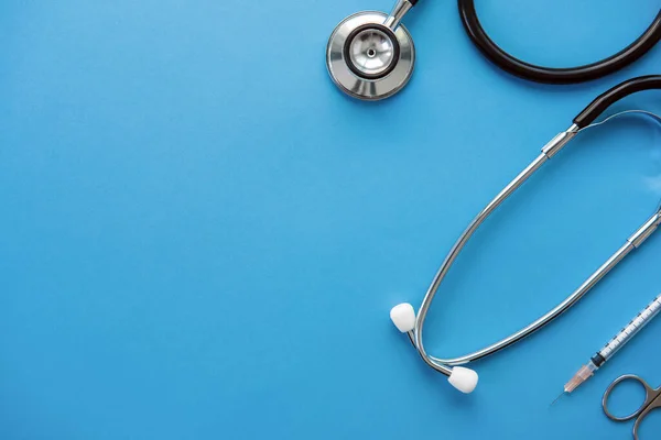Medische Instrumenten Waaronder Stethoscoop Schaar Spuit Lichtblauwe Achtergrond Bovenaanzicht Met — Stockfoto