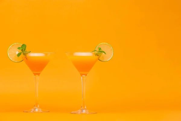 在色彩艳丽的背景下 在玻璃杯中重新装饰橙汁鸡尾酒 — 图库照片