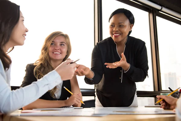 Amable Amistosa Empresaria Negra Líder Apoyando Colega Reunión — Foto de Stock