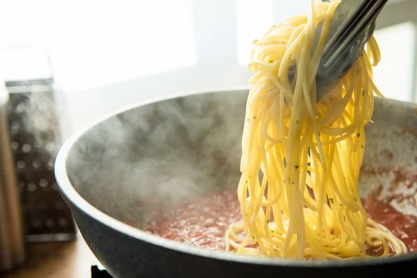 Gotowane Włoskie Spaghetti Wkłada Się Gorącego Sosu Bolońskiego Patelni — Zdjęcie stockowe