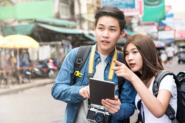 Aziatisch Paar Toeristische Backpackers Met Behulp Van Tablet Locatie Vinden — Stockfoto