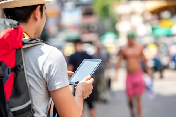 Männliche Touristen Backpacker Mit Tablet Computer Auf Der Suche Nach — Stockfoto