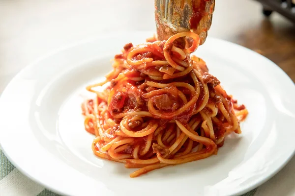 Tradycyjne Włoskie Spaghetti Makaron Bolognese Jest Platerowany Przy Stole — Zdjęcie stockowe