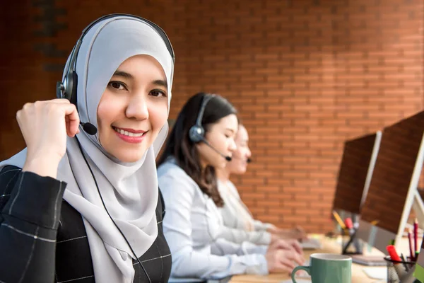 彼女のチームとコールセンター会社で働く美しいイスラム教徒のビジネス女性のテレマーケティングエージェントや顧客サービスオペレーターを笑顔 — ストック写真