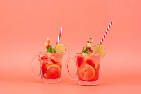 Coloridas Bebidas Refrescantes Para Verano Jugo Limonada Fresa Dulce Agria —  Fotos de Stock