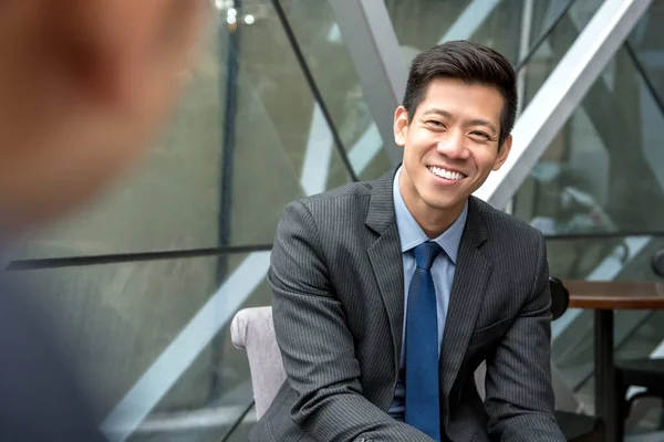 Amistoso Sonriente Guapo Asiático Hombre Negocios Sentado Sala Oficina Hablando — Foto de Stock