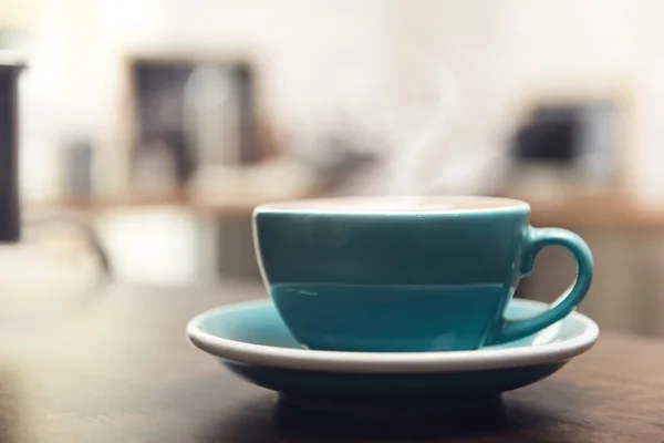 Heet Vers Gebrouwen Koffie Blauw Turquoise Kopje Houten Tafel Klaar — Stockfoto