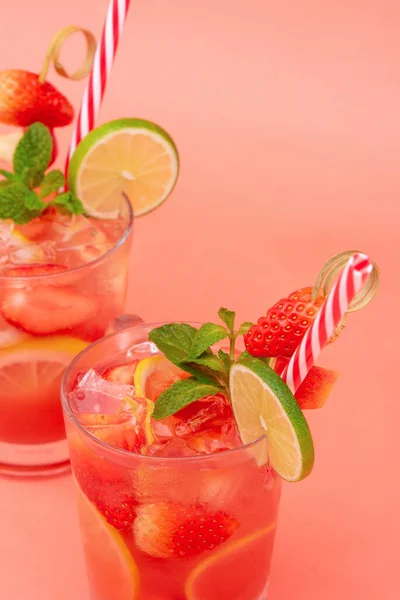 Красочные Освежающие Напитки Лета Холодные Сладкие Кислые Клубничные Лимонадные Соки — стоковое фото