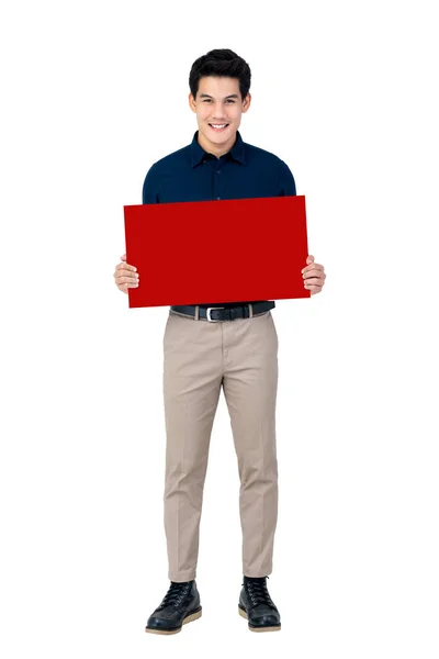 Jovem Sorrindo Bonito Ásia Homem Segurando Branco Vermelho Bordo Estúdio — Fotografia de Stock