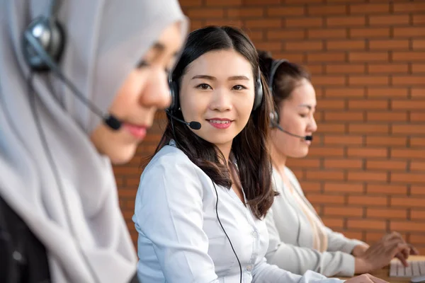 混合アジアの女性チーム イスラム教徒の中国人と日本語 顧客サービスエージェントとしてコールセンターで働く — ストック写真